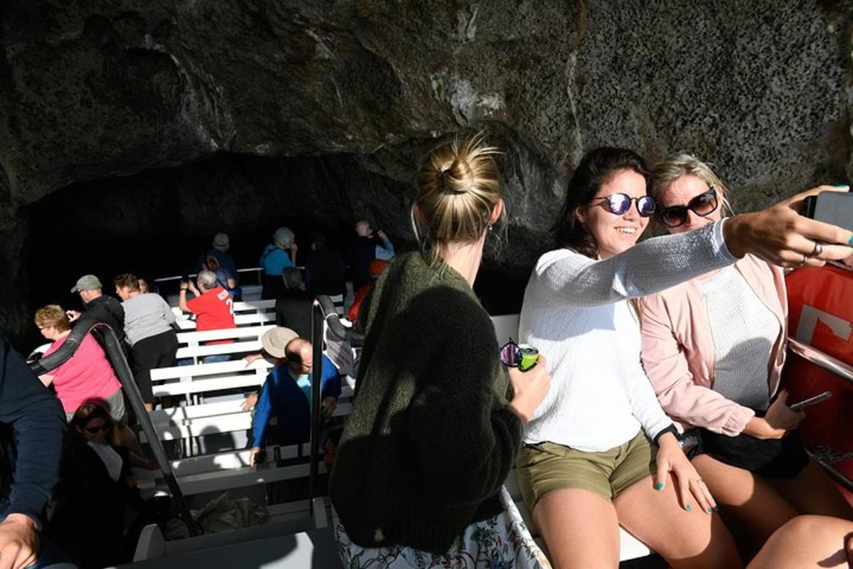 Un grupo de personas sentadas en asientos en una cueva.