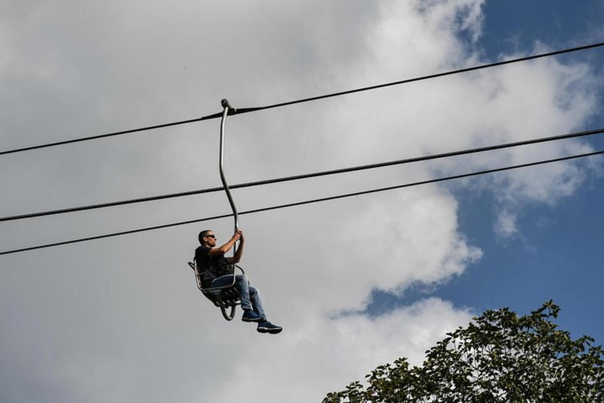 un uomo è appeso a una corda su un cavo elettrico