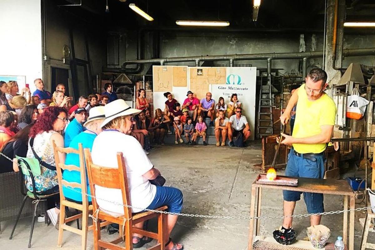 um homem parado na frente de uma multidão de pessoas