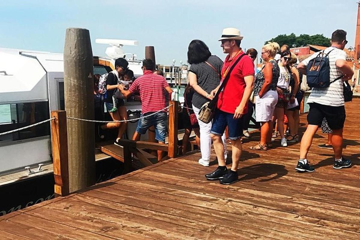 um grupo de pessoas esperando para embarcar em um barco