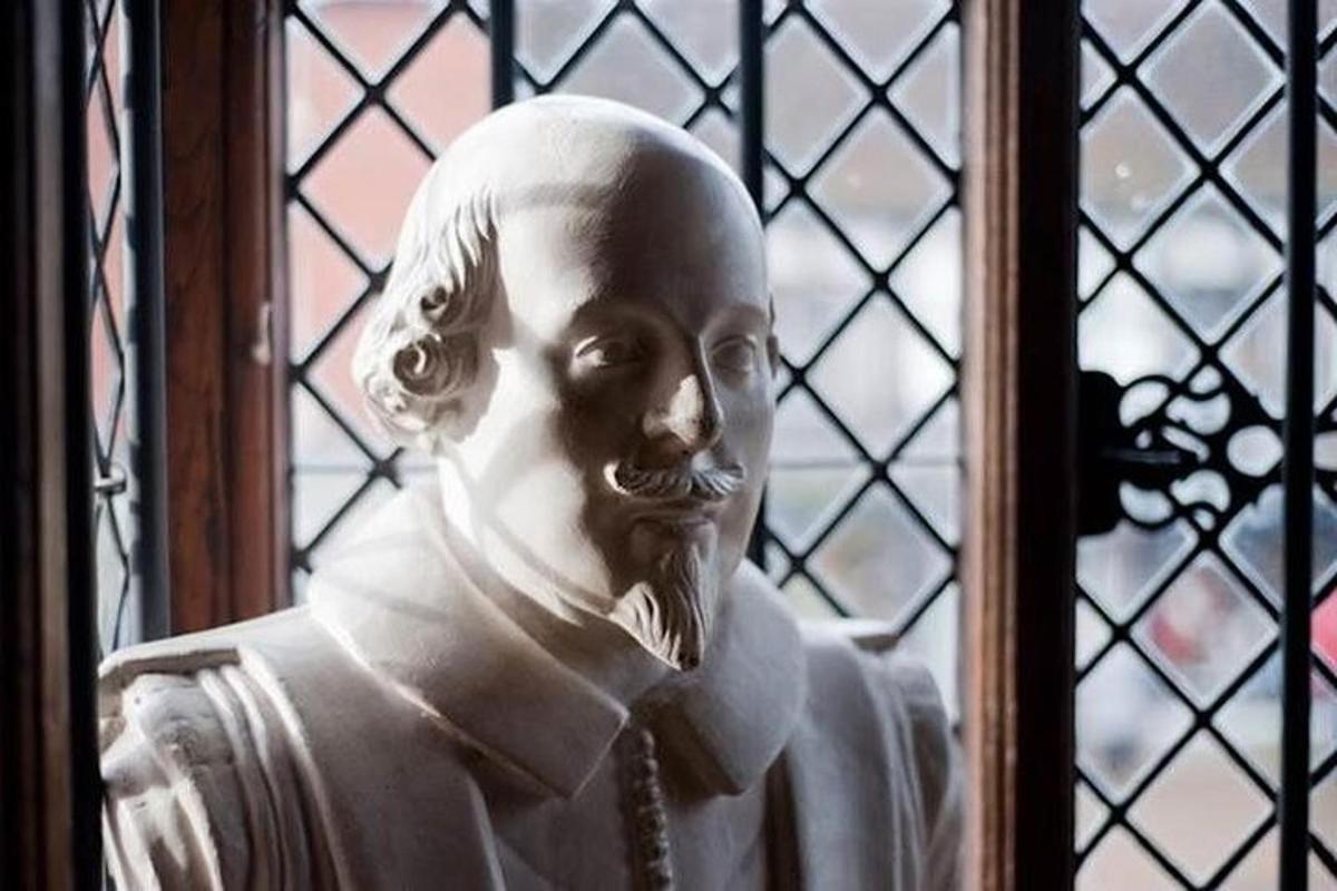 una statua di un uomo davanti a una finestra