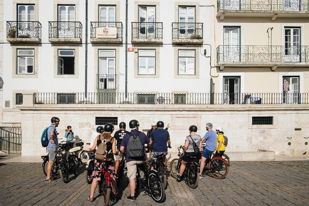 skupina ljudi na kolesih pred stavbo