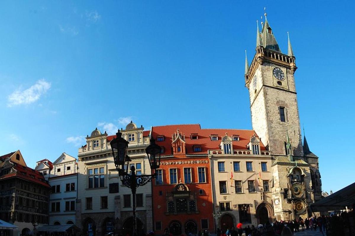 budova s hodinovou věží ve městě