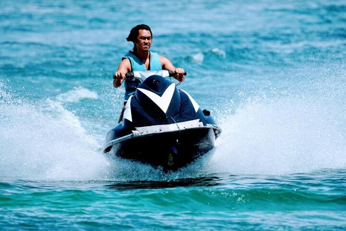 ein Mann, der auf einem Jetski im Wasser fährt