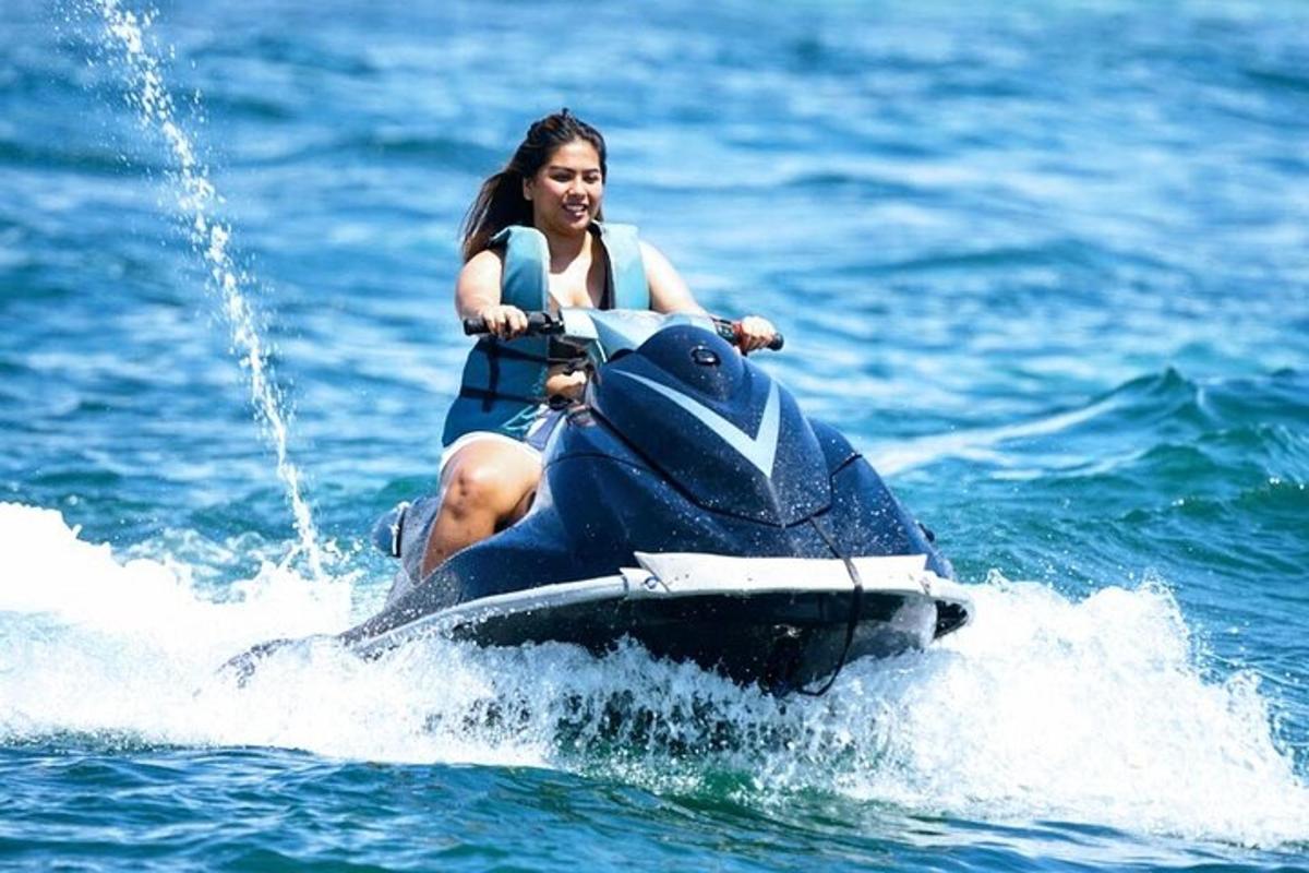 una dona muntant una moto aquàtica a l'aigua