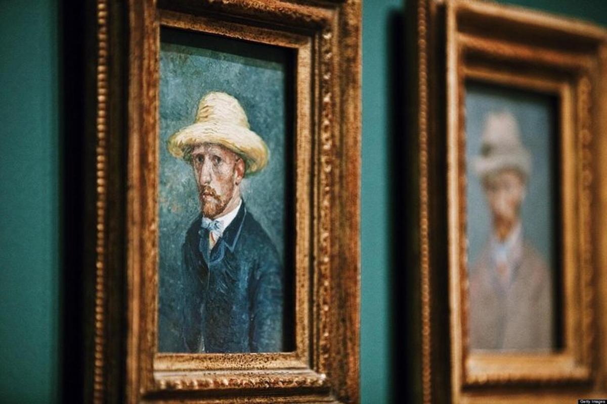 een schilderij van een man met een hoed op een muur
