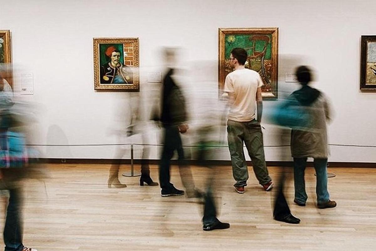 een groep mensen in een museum die naar kunst kijken