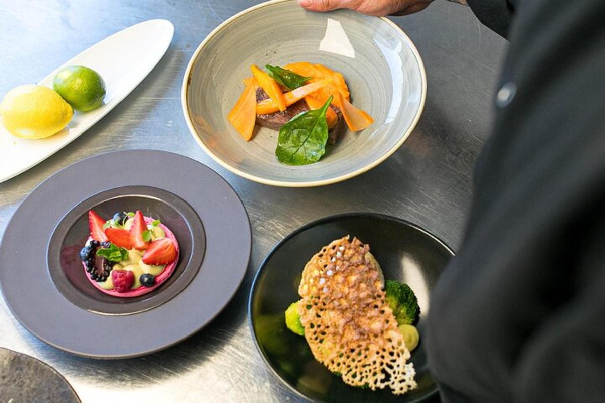 un tavolo con tre piatti di cibo sopra