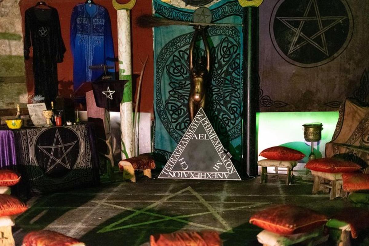 bilik dengan altar dengan piramid dan bantal