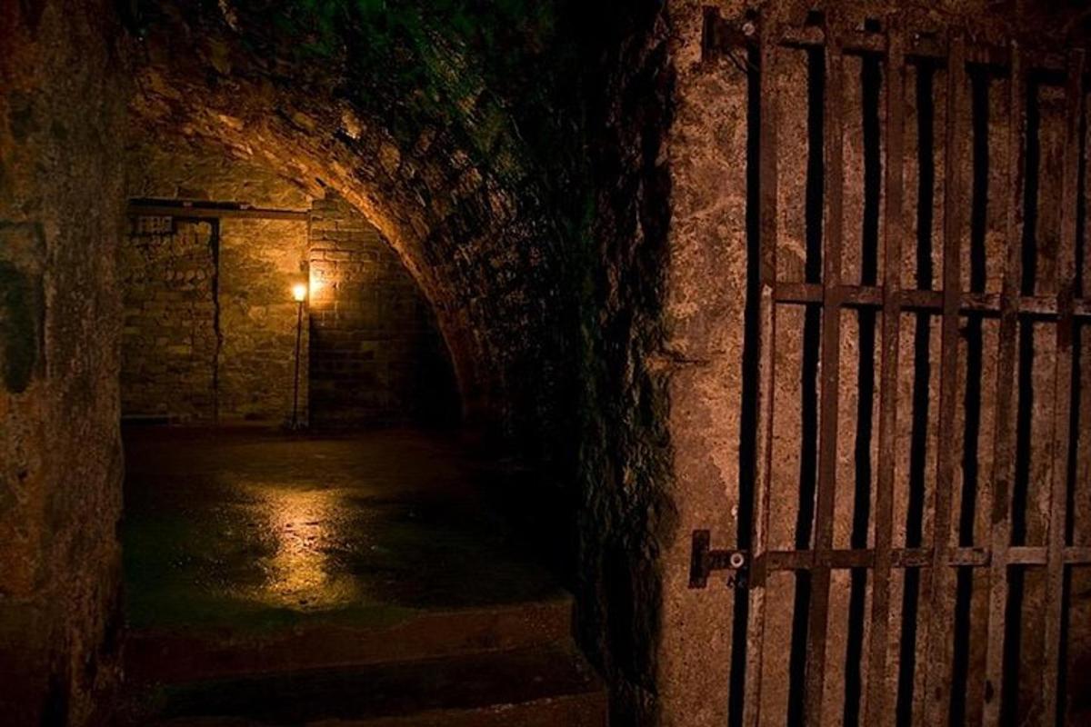 tume tunnel värava ja uksega öösel