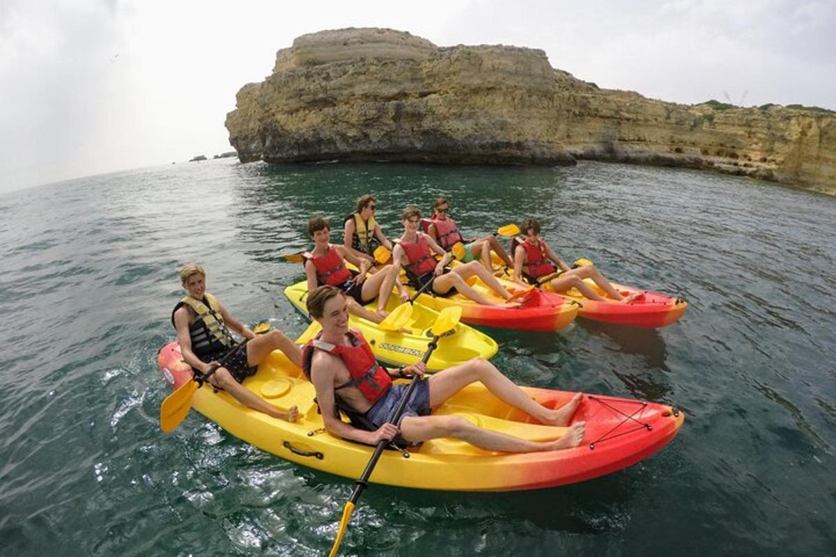 Un grupo de personas viajando en kayaks en el agua.