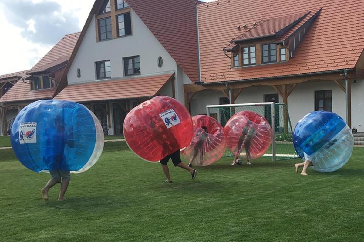 grupp inimesi, kes mängivad hiiglaslike vihmavarjude ees
