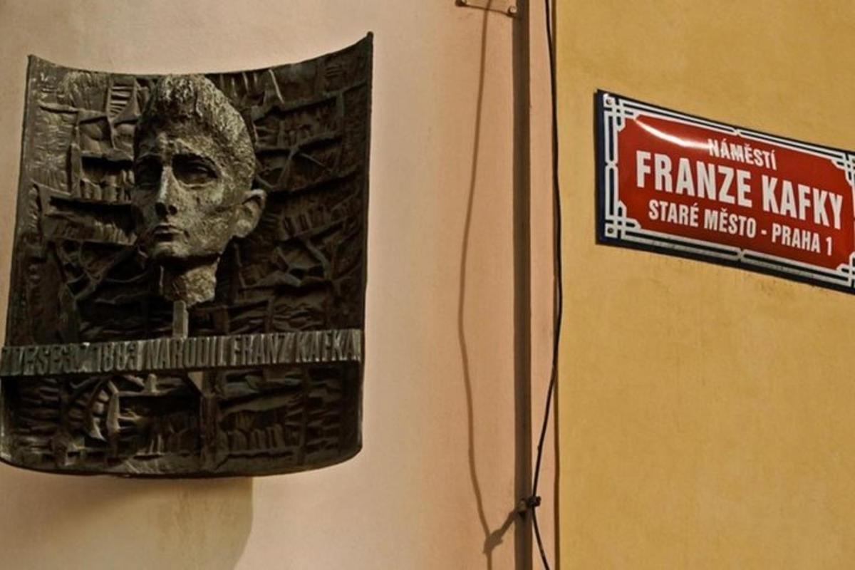Una placa de una cabeza en una pared con un cartel