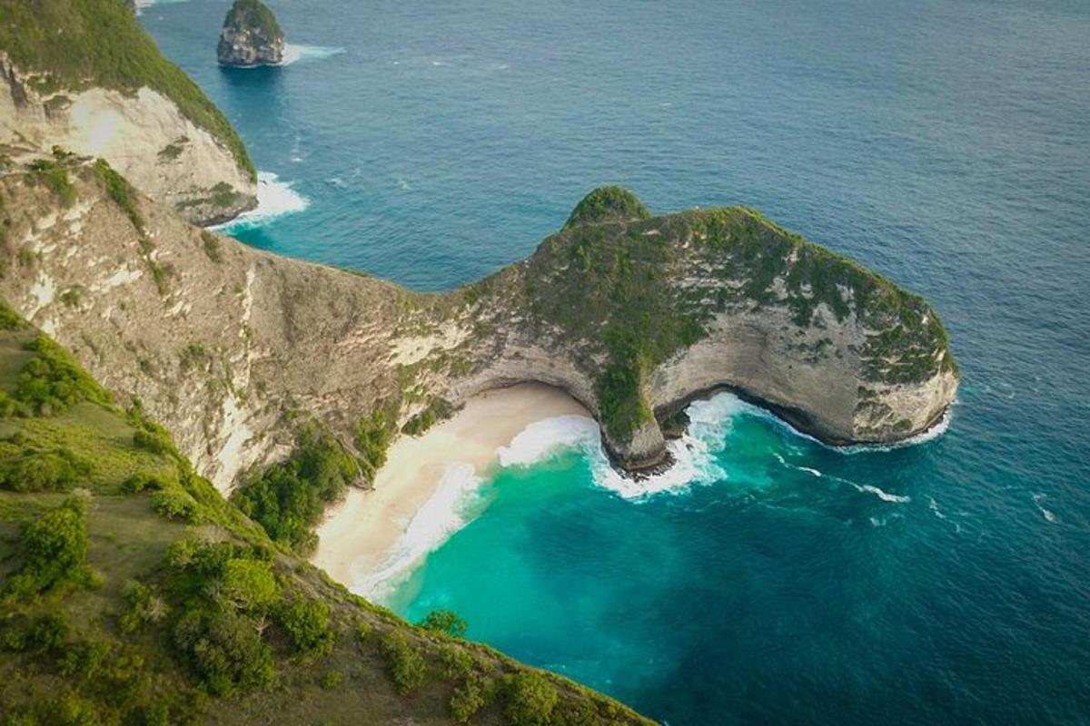 una vista aerea di una piccola isola nell'oceano