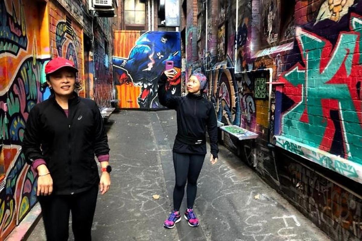 zwei Frauen stehen in einer Gasse mit Graffiti