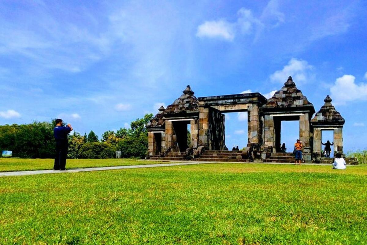 um homem tirando uma foto de um monumento em um parque