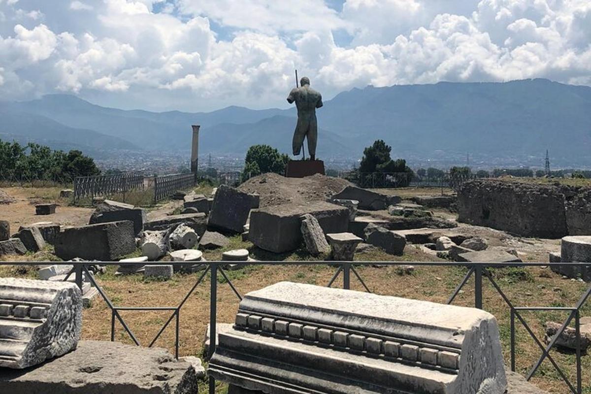 una estatua de un hombre parado en la cima de una colina