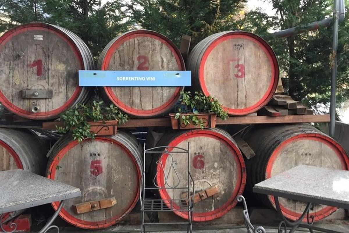 um monte de barris de vinho empilhados em uma pilha