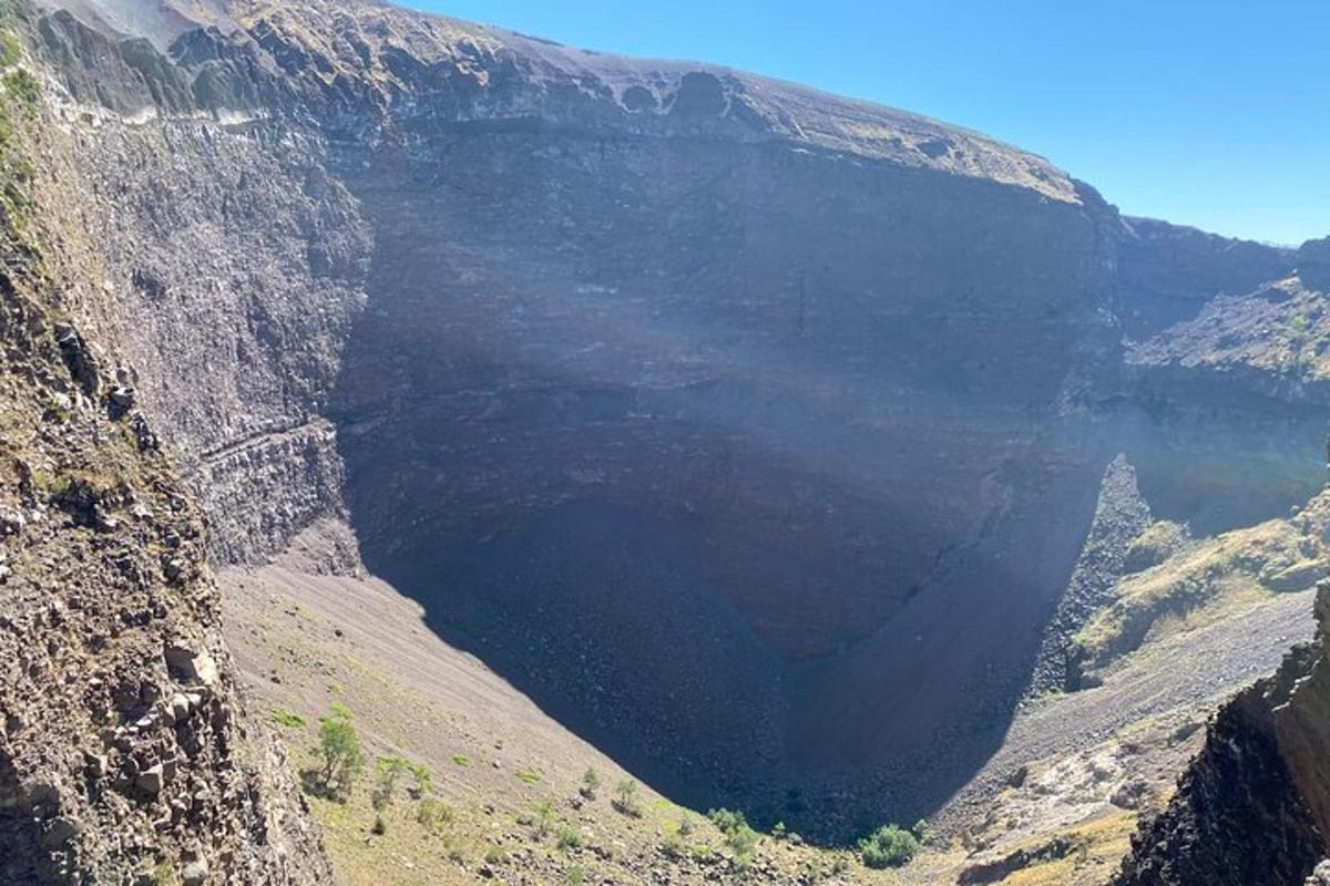 uma vista de um cânion com um corpo d'água