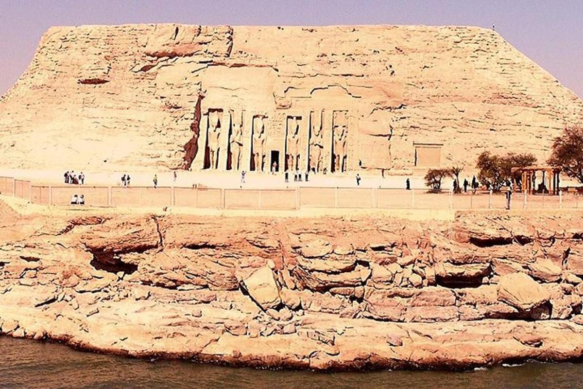 جرف صخري كبير به مبنى عليه