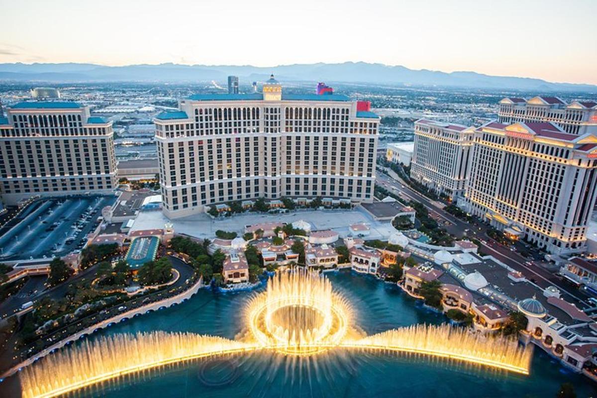 Letecký pohled na palác v Las Vegas s fontánou