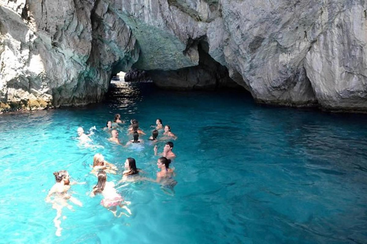 μια ομάδα ανθρώπων που κολυμπούν σε μια σπηλιά στο νερό