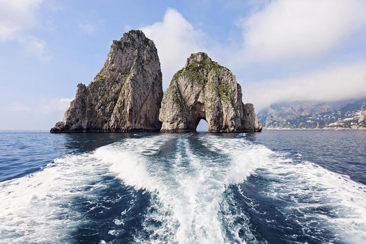 una formazione rocciosa nell'acqua su una barca