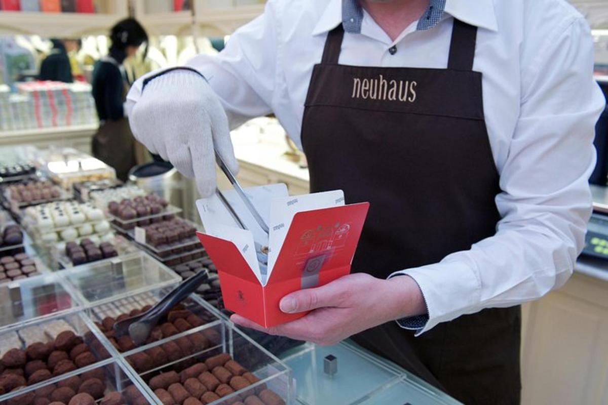 un uomo in una panetteria che tiene in mano una scatola di cioccolatini