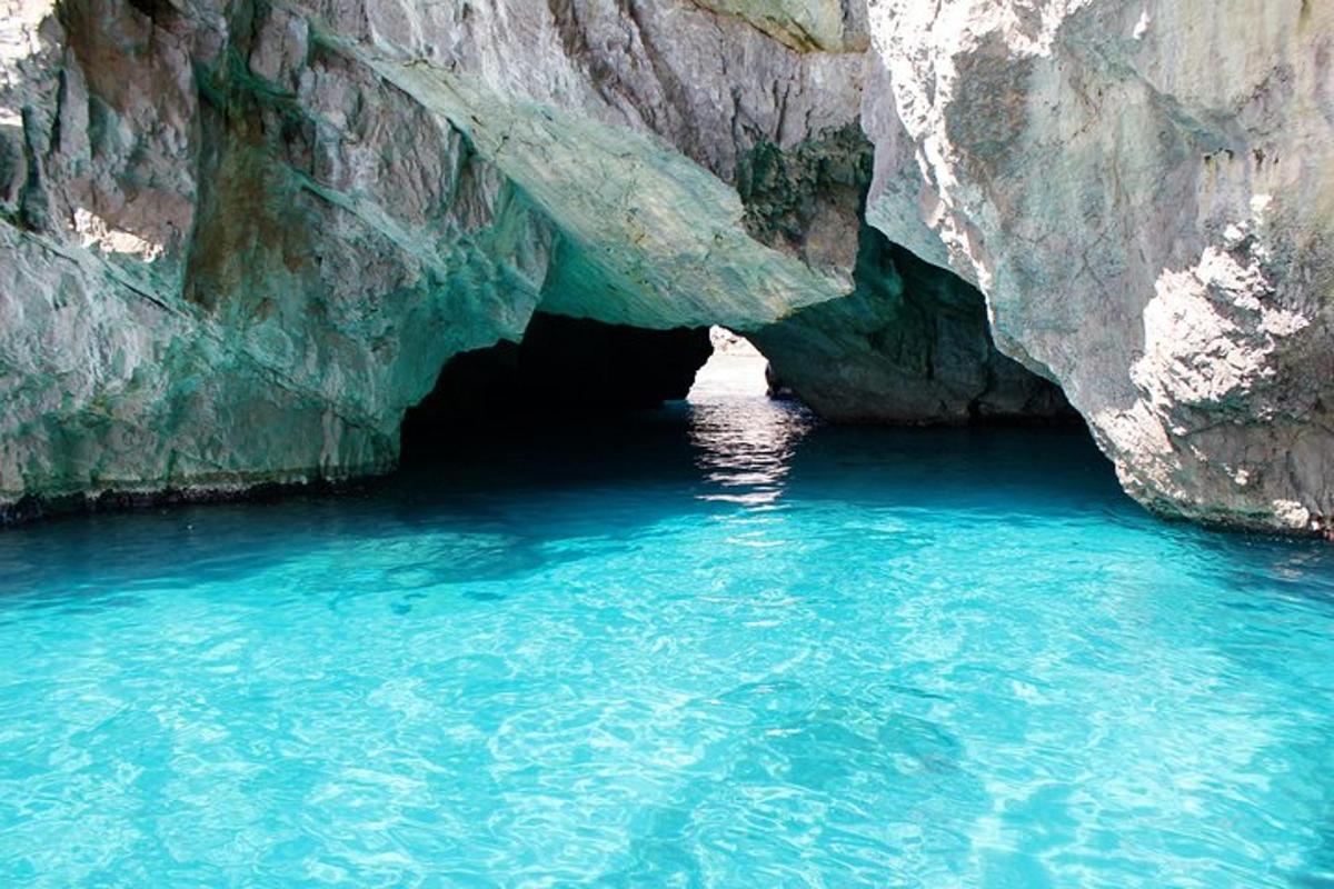 una grande grotta in mezzo a uno specchio d'acqua