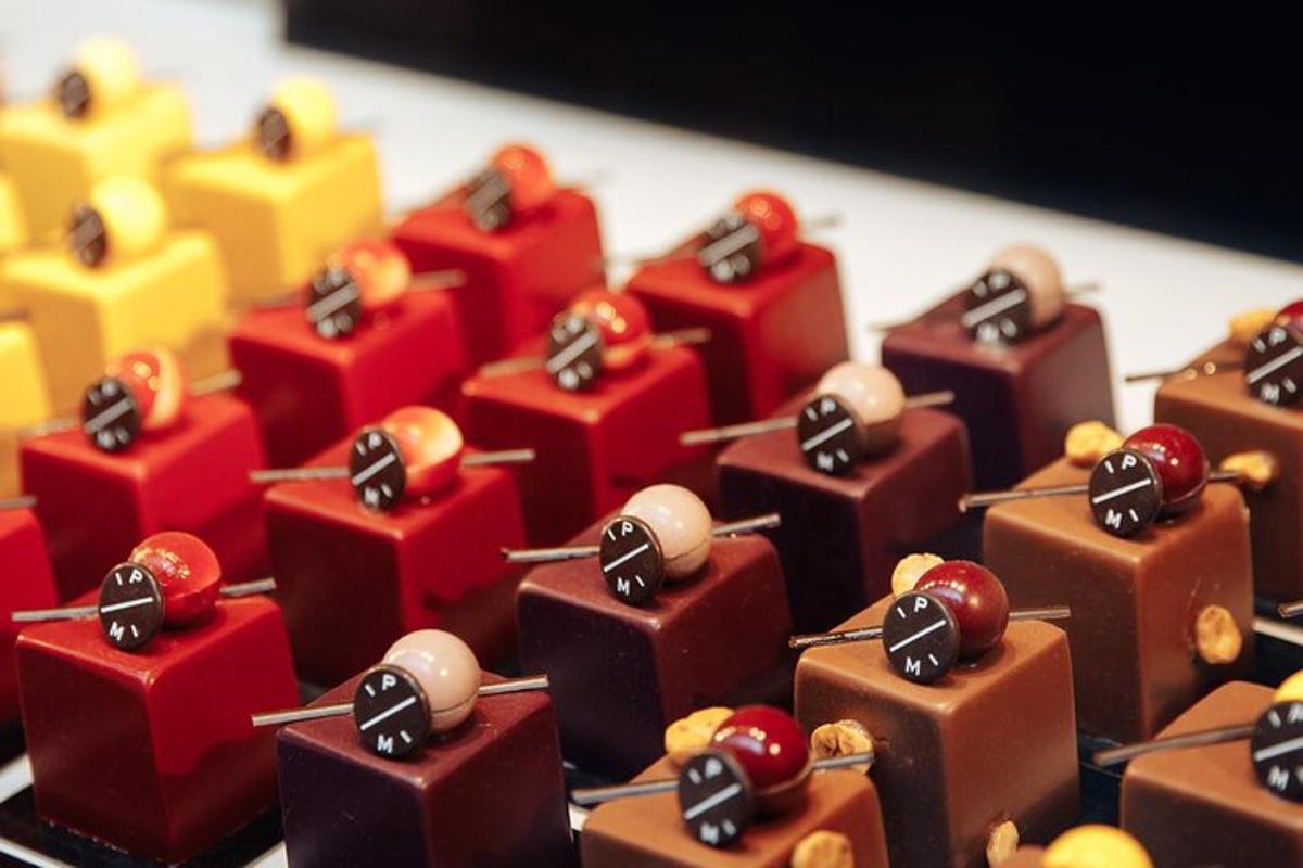 un mazzo di cioccolatini con ciliegie sopra