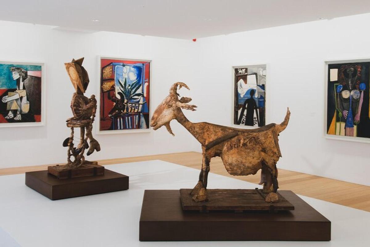 múzejná expozícia so sochou ťavy a maľbami