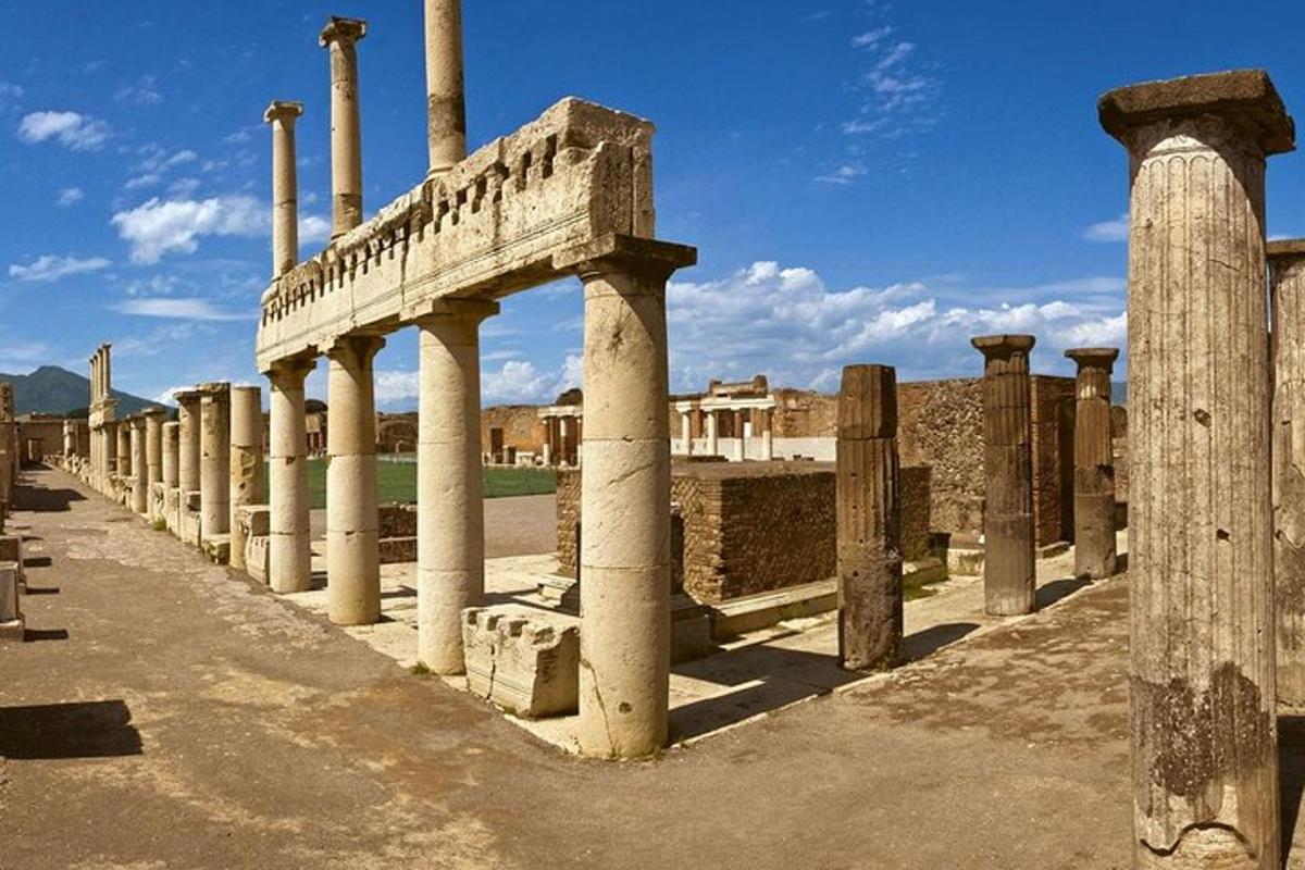 una lunga fila di colonne in un edificio