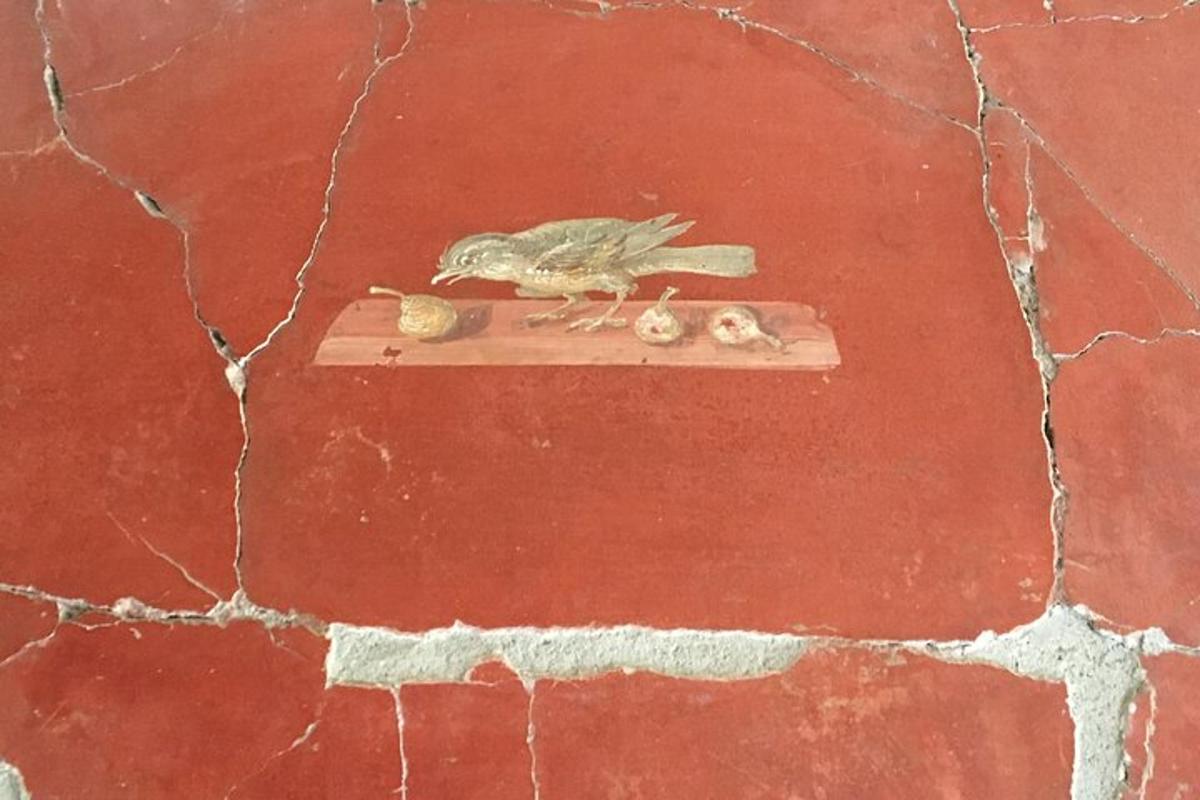 un dipinto di un uccello seduto su un muro