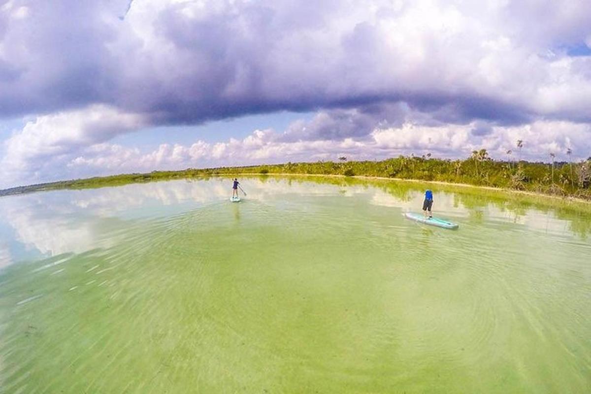 due persone sono in piedi su barche in acqua