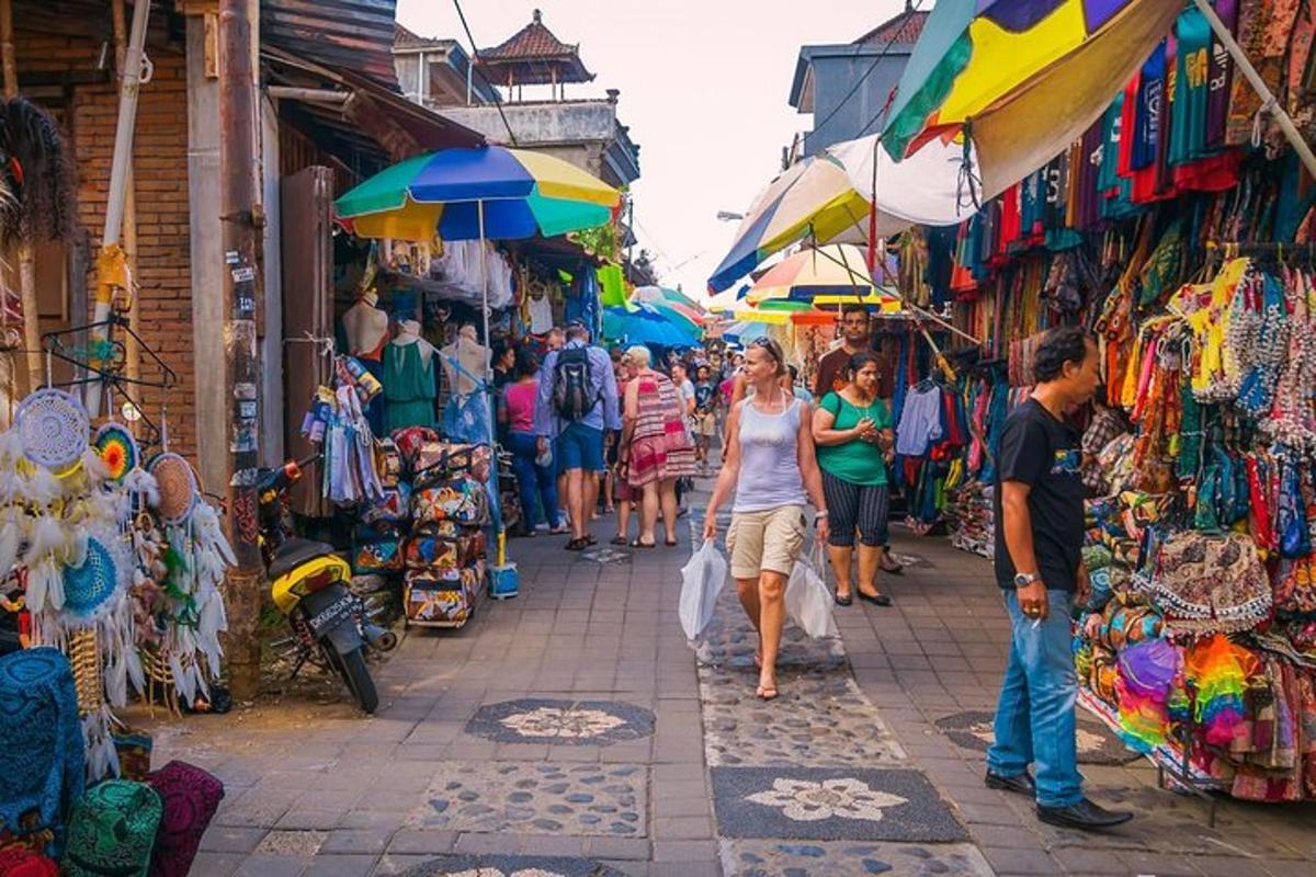 un gruppo di persone che camminano lungo una strada in un mercato
