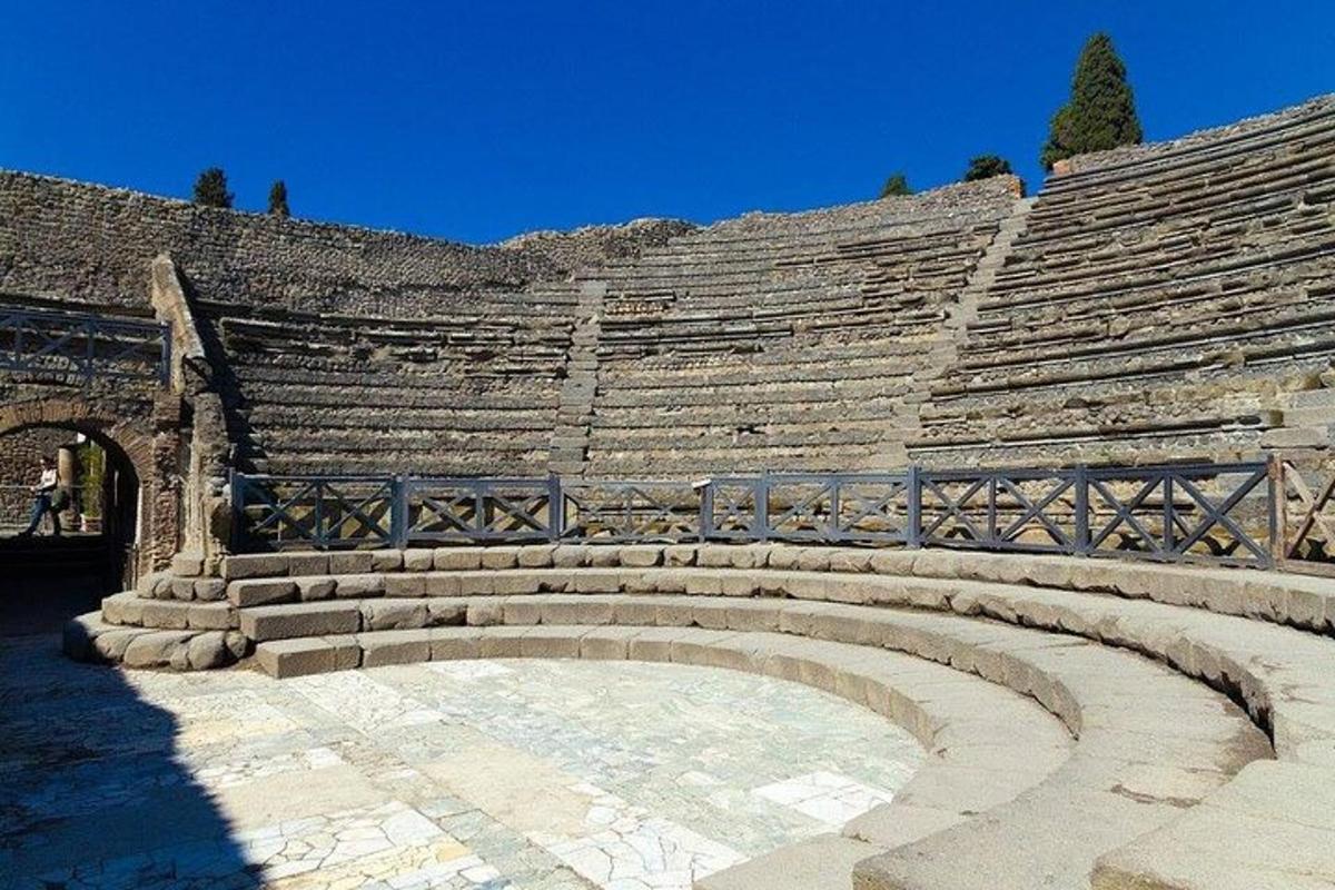 un anfiteatro vuoto con gradini e cielo azzurro