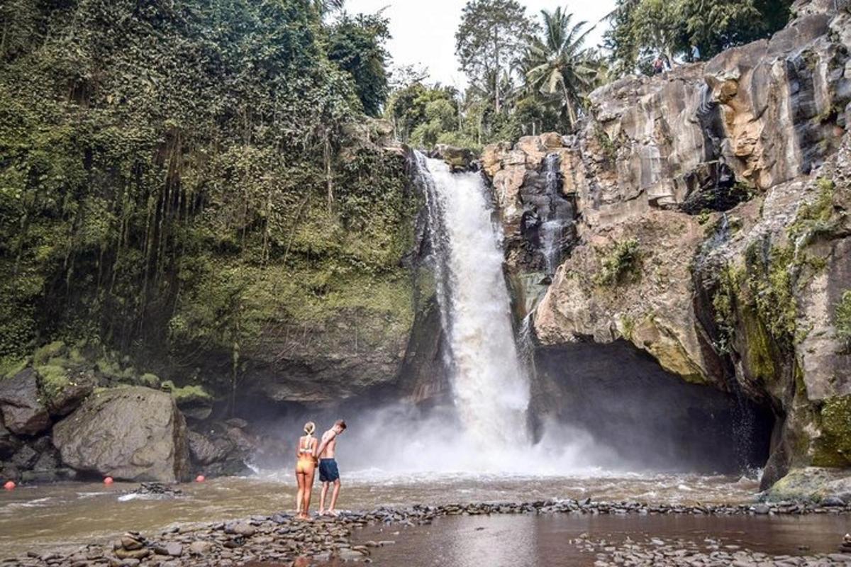 due persone in piedi davanti a una cascata
