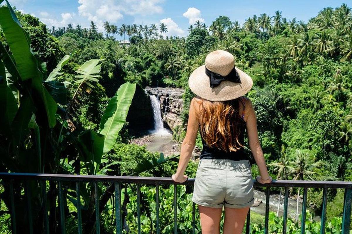 una donna che indossa un cappello e guarda una cascata