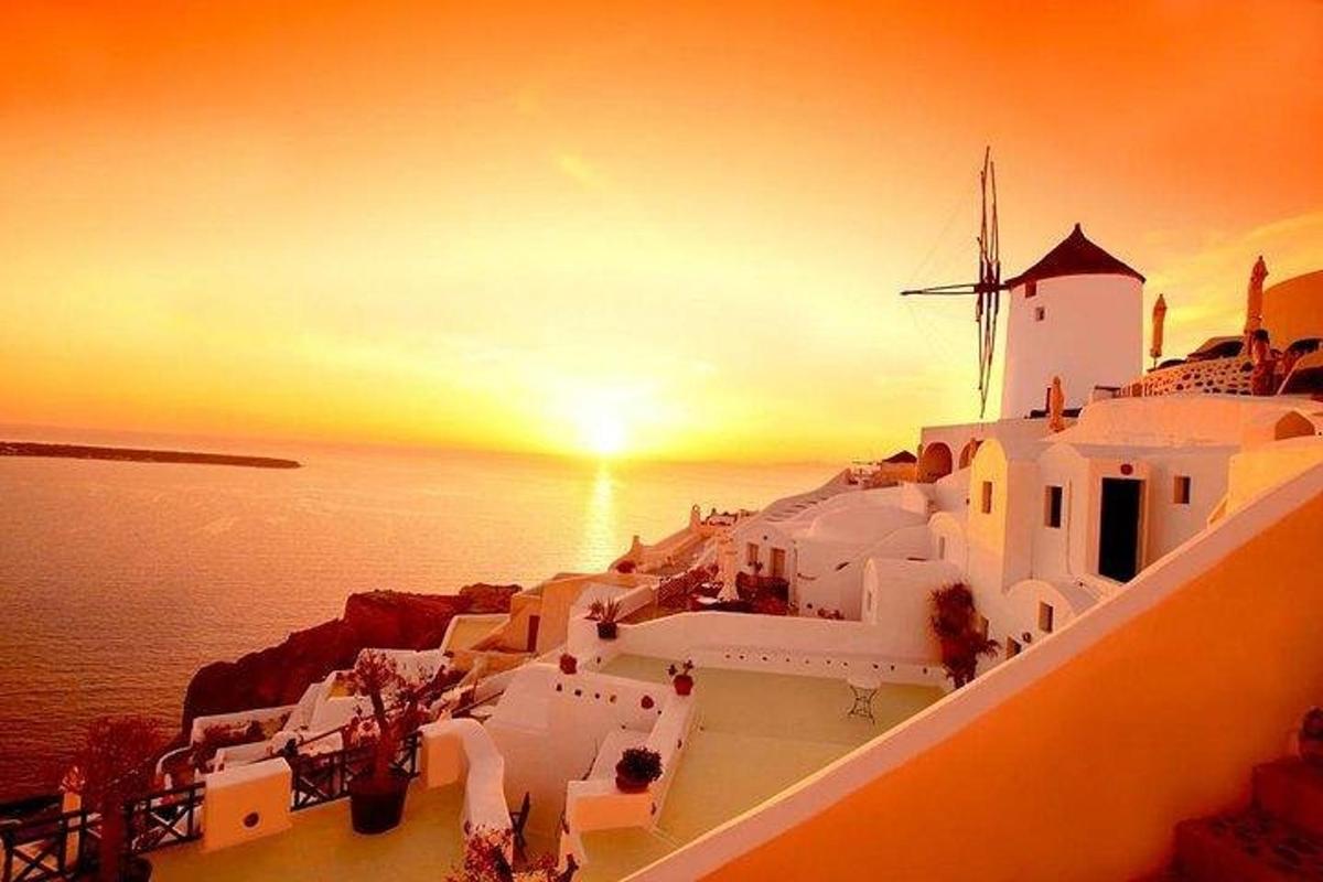 una posta de sol al costat d'un creuer