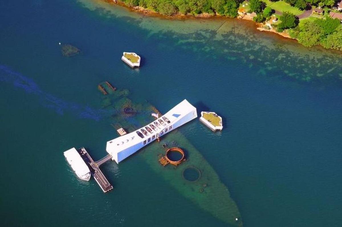 una vista aerea di un'isola nell'acqua