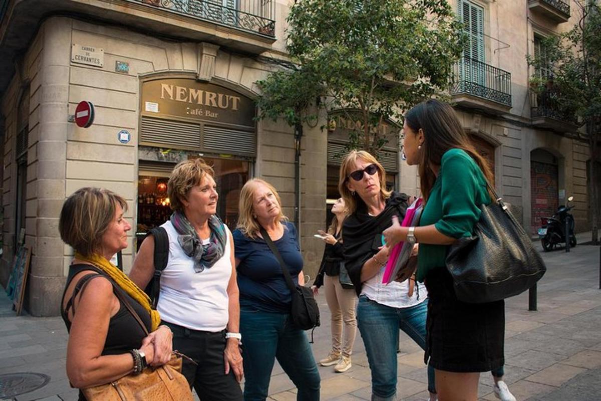 un grup de dones dempeus en un carrer de la ciutat