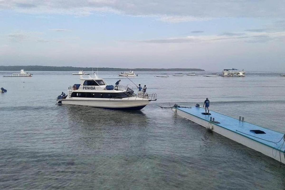 ένα σκάφος είναι αγκυροβολημένο σε μια αποβάθρα στο νερό