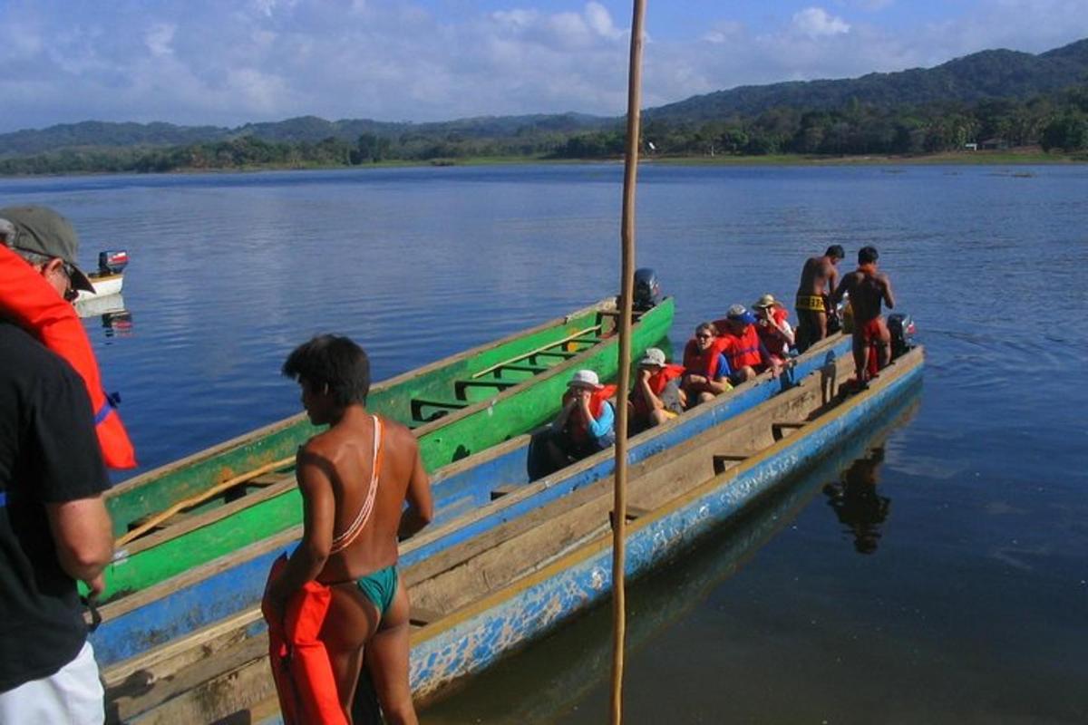 un gruppo di persone su una barca in acqua