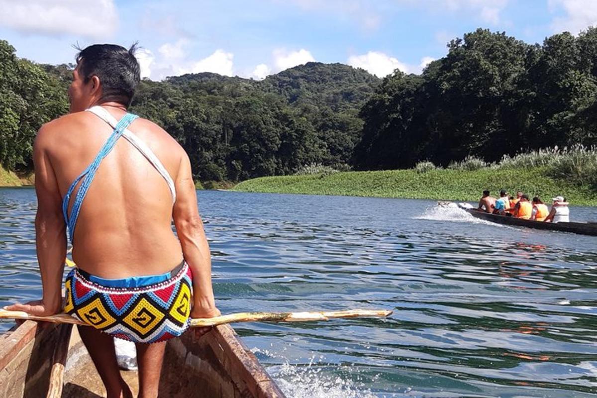 un uomo in una barca su un fiume