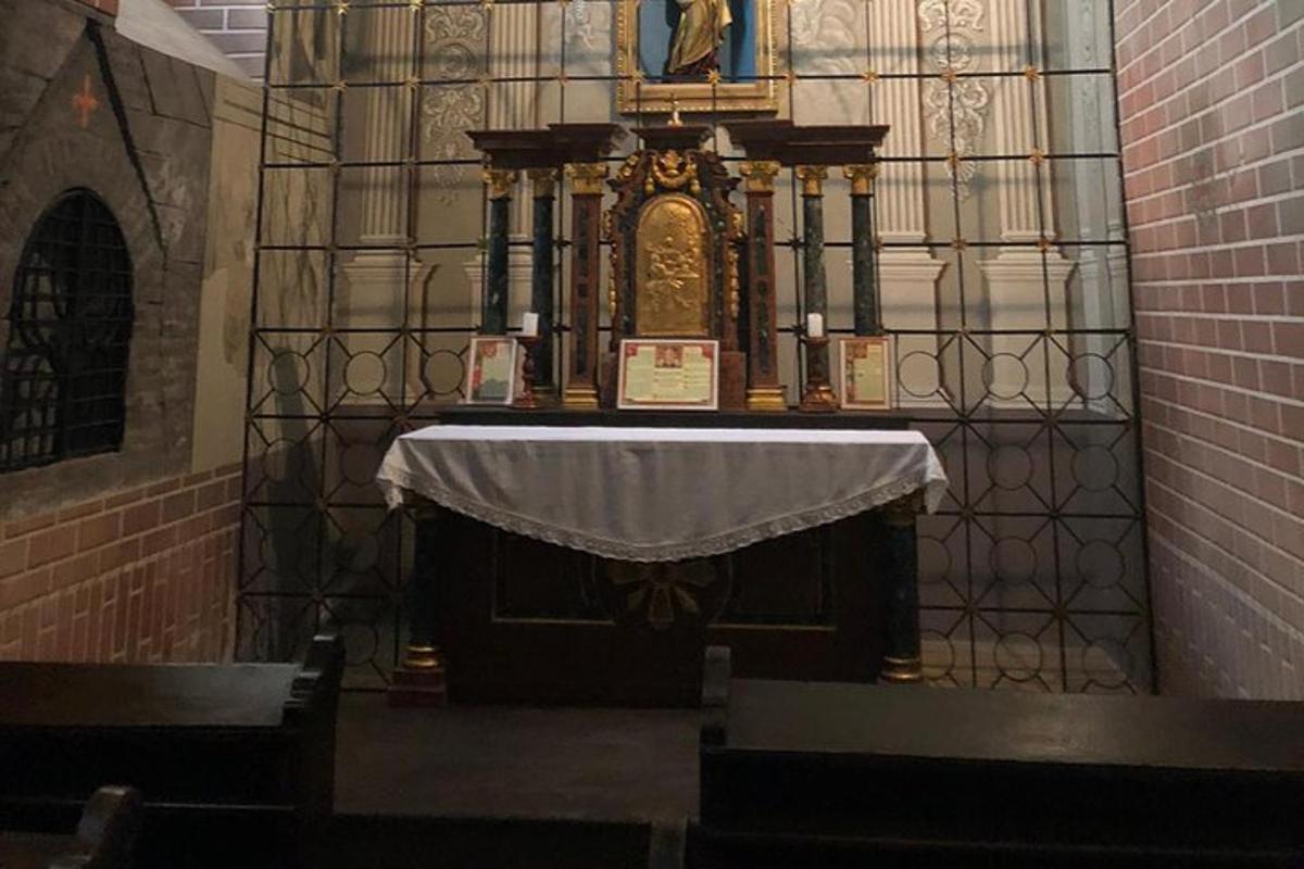 een altaar in een kerk met een standbeeld erop
