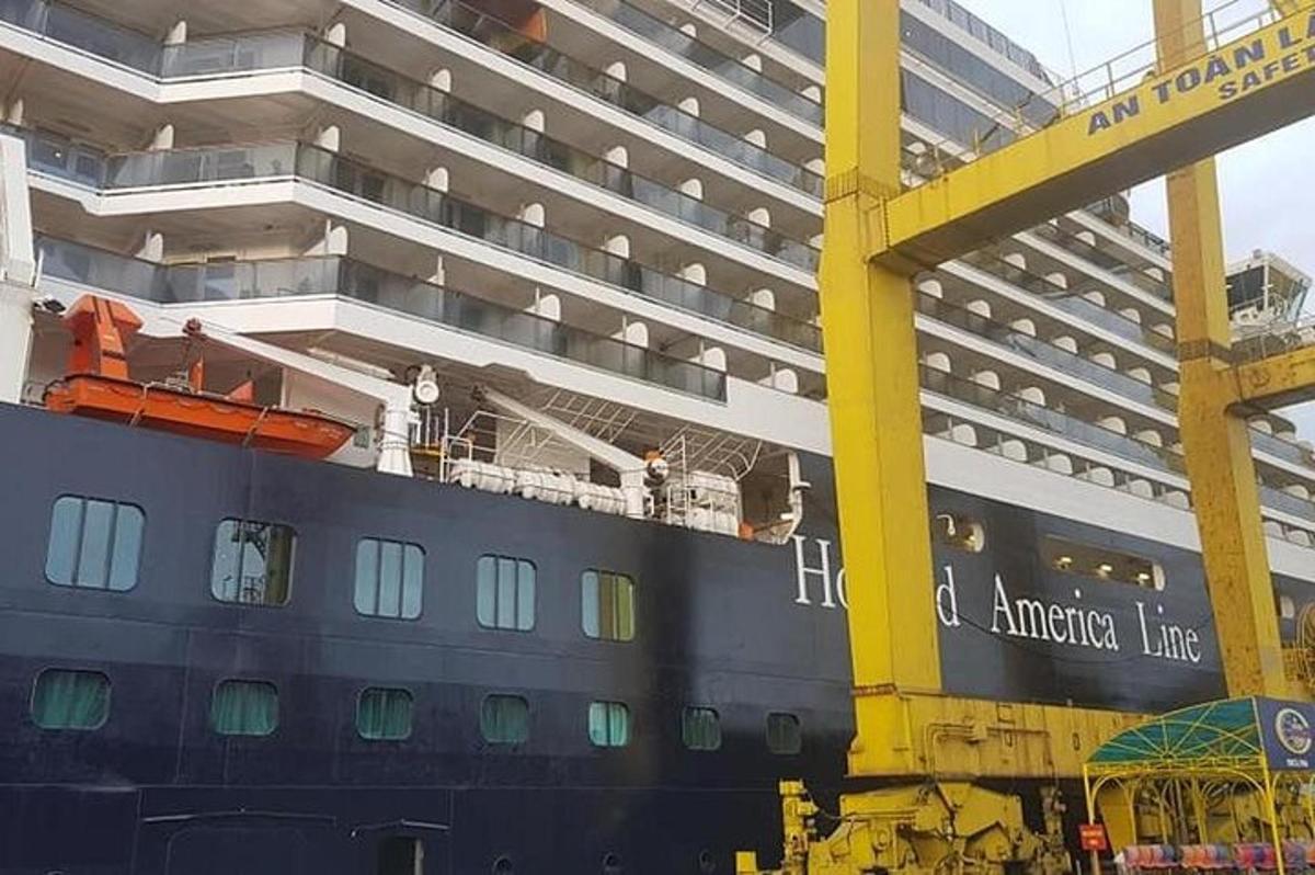 sebuah kapal pesiar besar berlabuh di dermaga