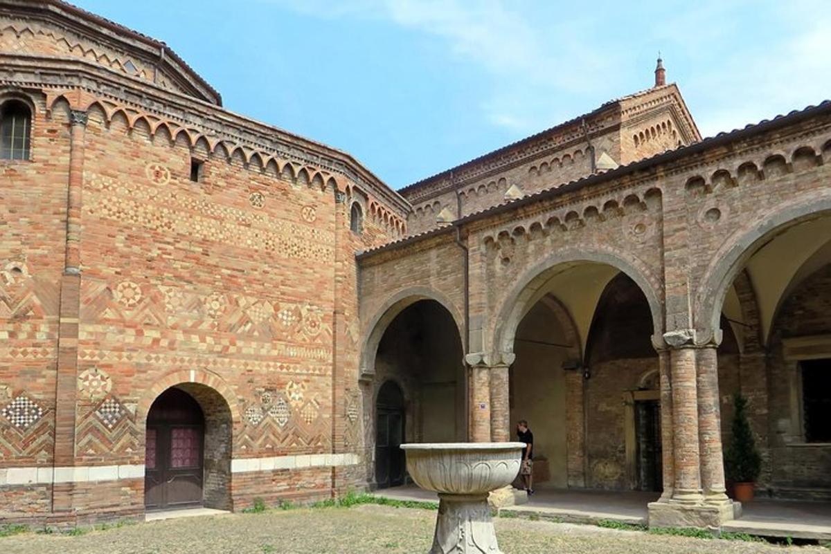 un grande edificio in mattoni con una fontana di fronte