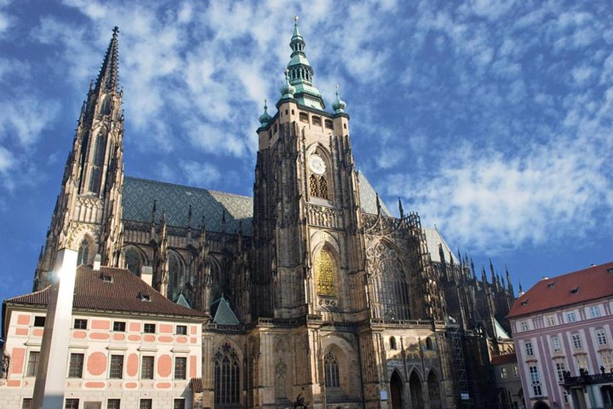 velká katedrála s hodinovou věží na vrcholu