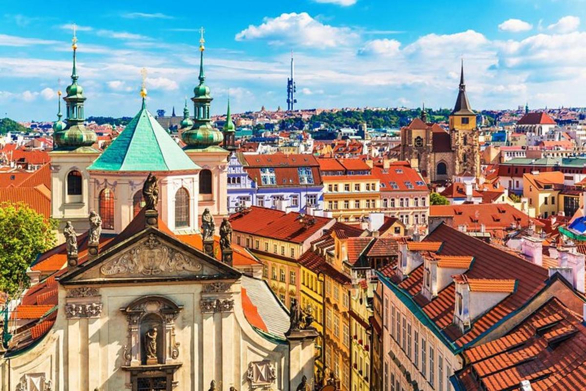 pohled na město s budovami a střechami