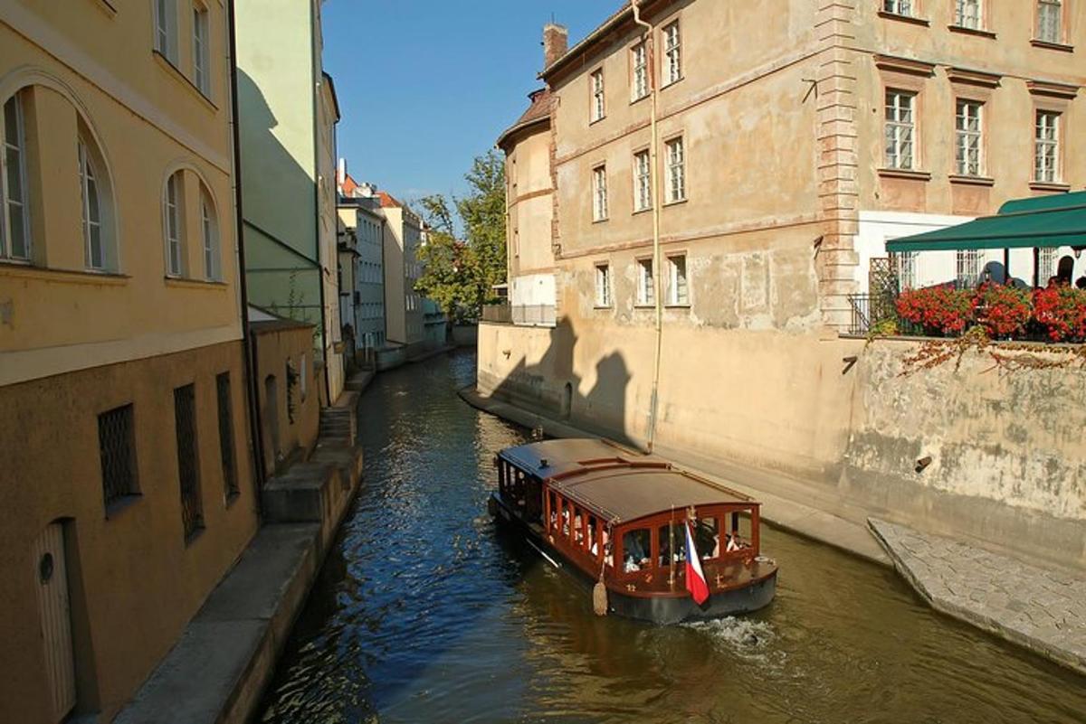 malá loď v kanálu ve městě